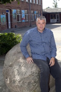 Mogens Nyholm foran Havndal Skole - som mister sine 7. klasseselever