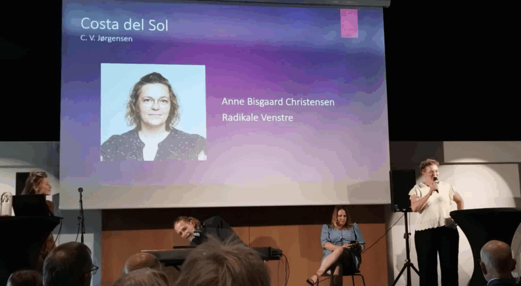 Anne på scenen til Sangkraft vælgermøde.